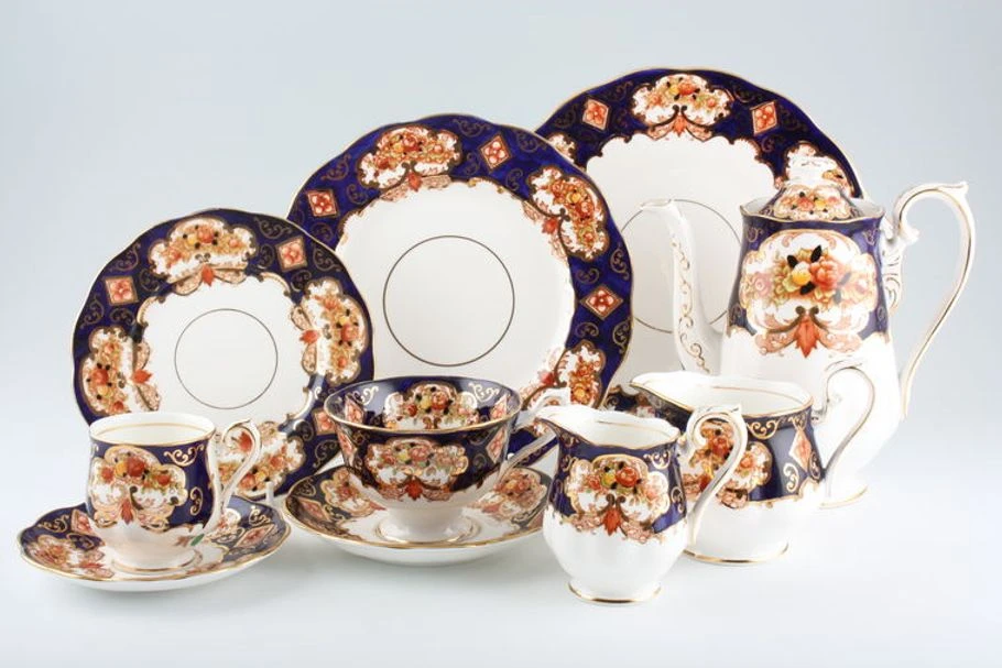 Royal Albert Heirloom Bread & Butter/Cake Plate 26.5cm / 10 1/2" - Image 2